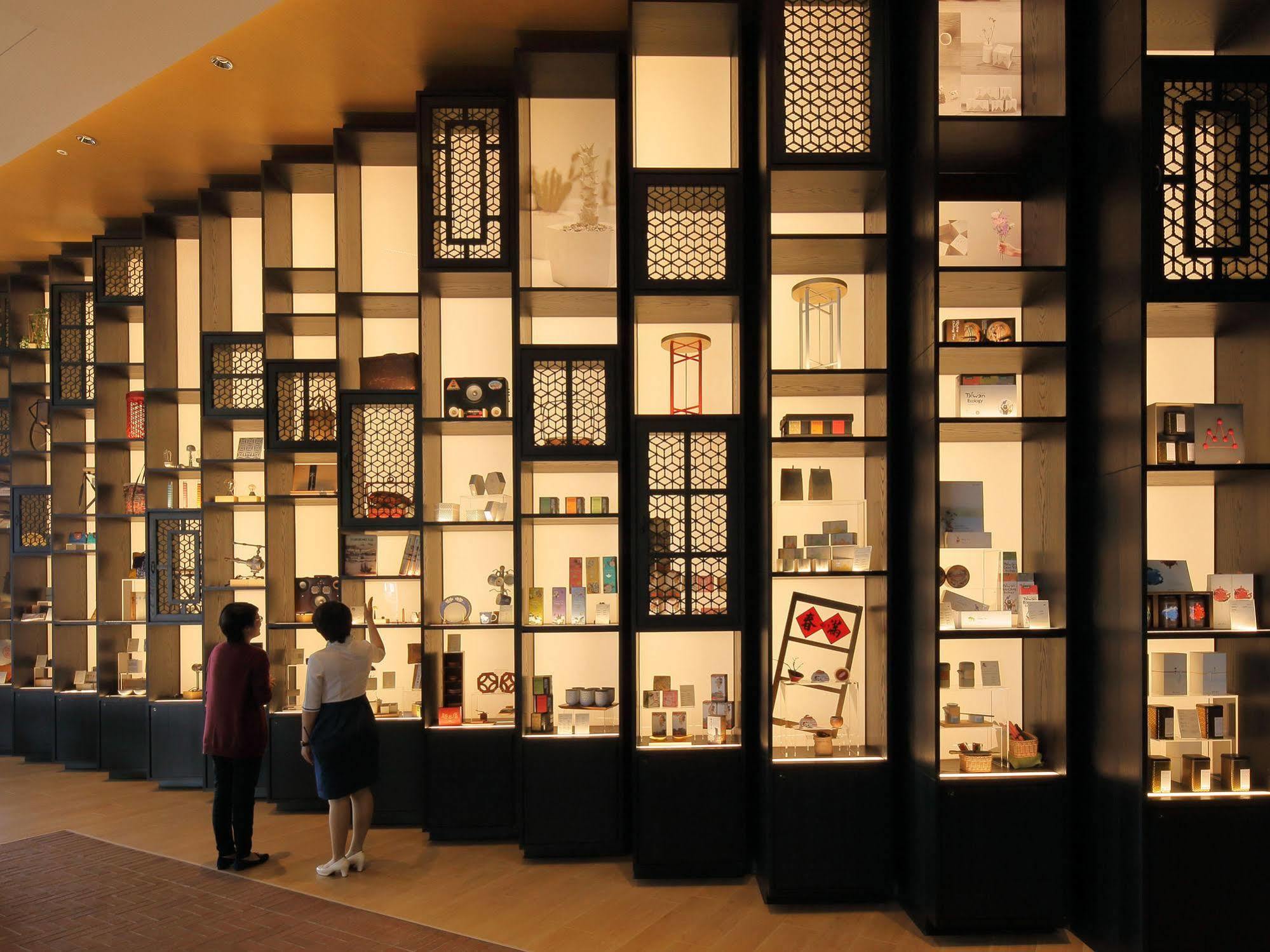 The Place Tainan Luaran gambar
